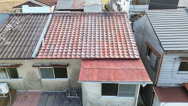 京都市伏見区で豪雨後の雨漏り調査、連棟住宅の瓦屋根と下屋板金に広がる経年劣化を確認