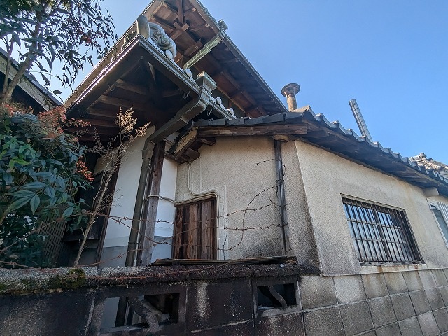 劣化した外観と屋根