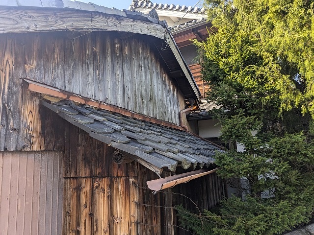 破風板が劣化した下屋