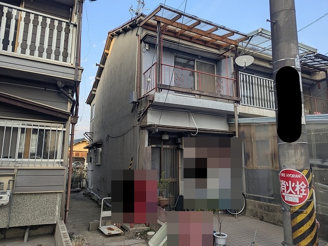 京都市伏見区で豪雨後の雨漏り調査、連棟住宅の瓦屋根と室内天井に染み・隙間を確認