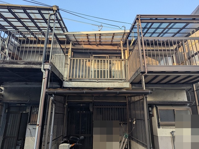 京都市伏見区で雨漏り修理に向けた点検、ベランダ下のひび割れを確認