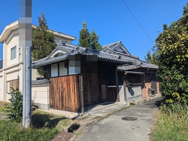 京都市北区で雨漏り調査、戸建て住宅の瓦屋根の広範囲な劣化と破風板・軒天の傷みを確認