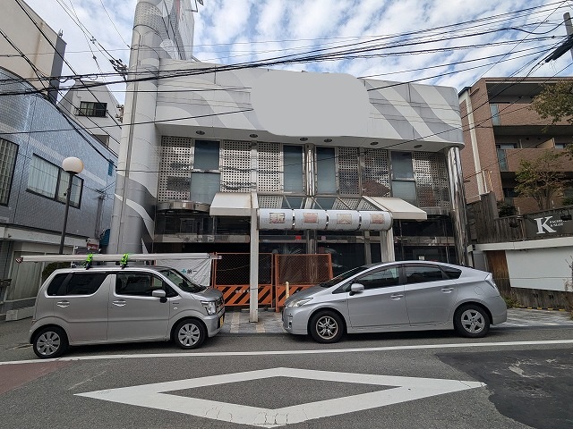 京都市中京区の商業施設・店舗で調査した看板外壁の継ぎ目汚れと折板屋根の錆発生状況