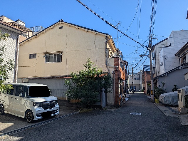 京都市伏見区で豪雨後の雨漏り調査、古い借家の瓦屋根にズレと外壁ひび割れを確認