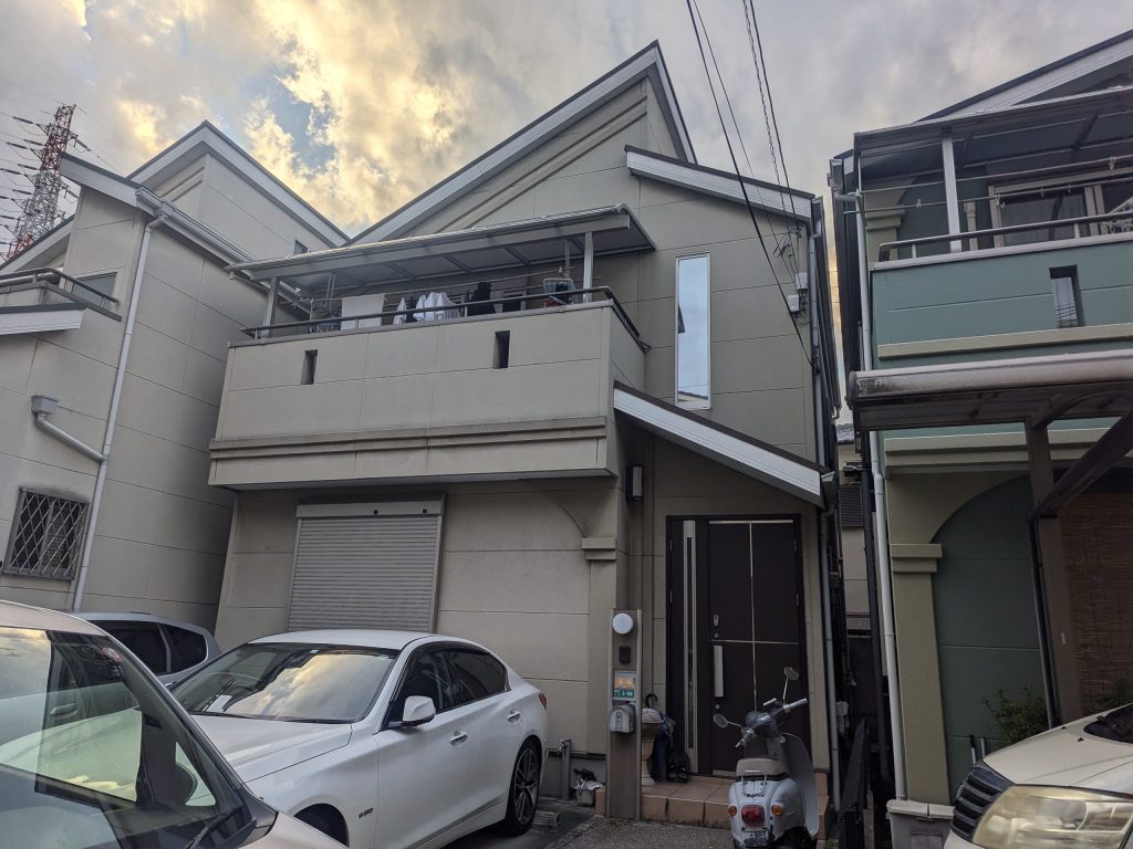 京都市山科区の戸建て住宅で強風により破損したカラーベスト屋根を調査、割れや欠損を確認