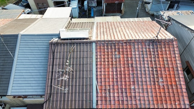 連棟住宅の瓦屋根全景