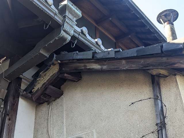 軒先木部の変色