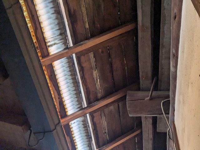 軒先付近の古い屋根下地