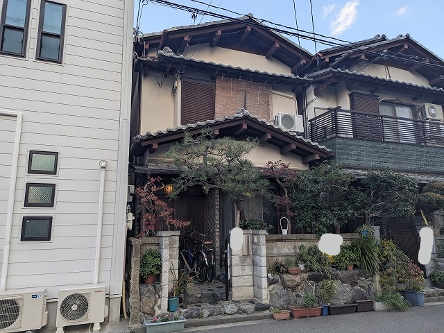 瓦屋根の戸建て正面