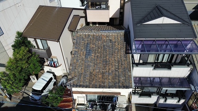 上空から見た瓦屋根全景