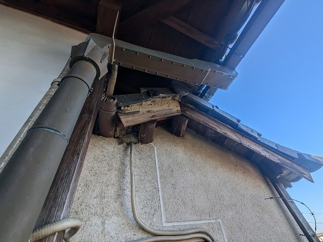 腐朽した破風板