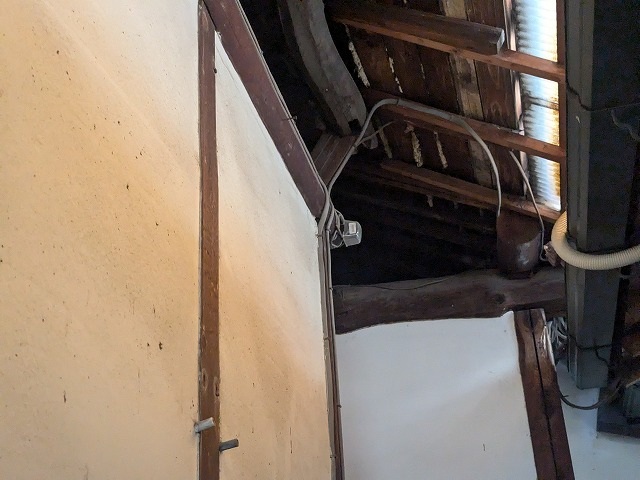 壁際屋根裏の劣化状況