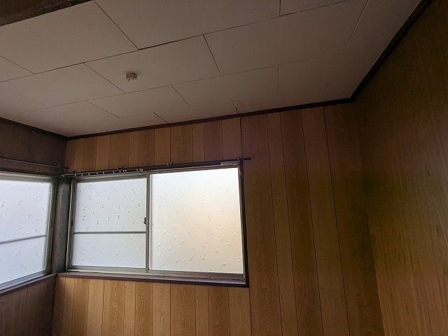 窓際天井の雨染み