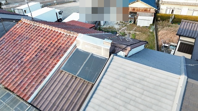 京都市伏見区で連棟の屋根点検、屋根材と隣戸の境界を確認