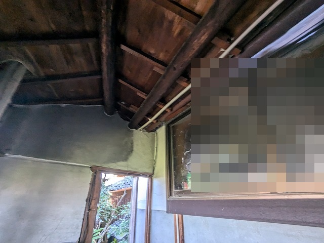 窓際の屋根裏木部の傷み