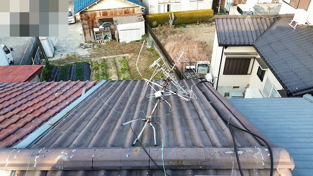 アンテナが載る瓦屋根