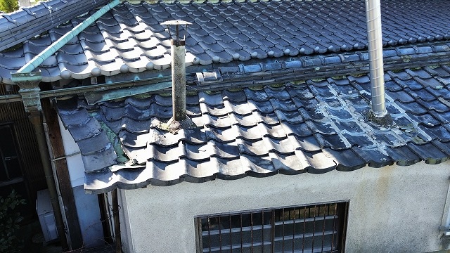 雨樋周辺も傷んだ小屋根