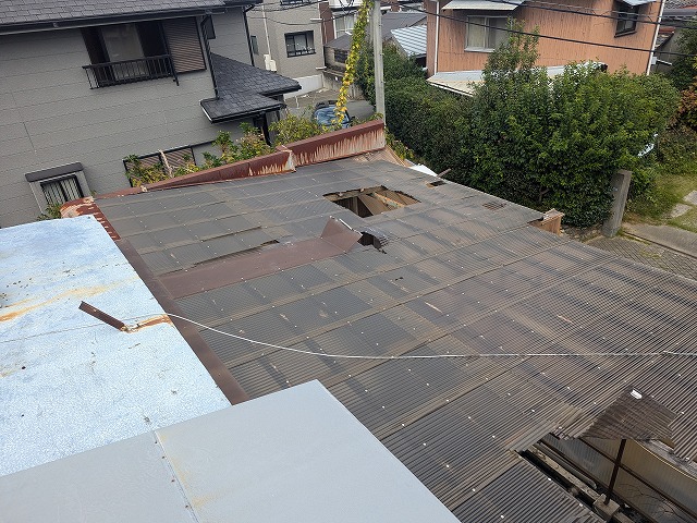 波板屋根の大きな破損