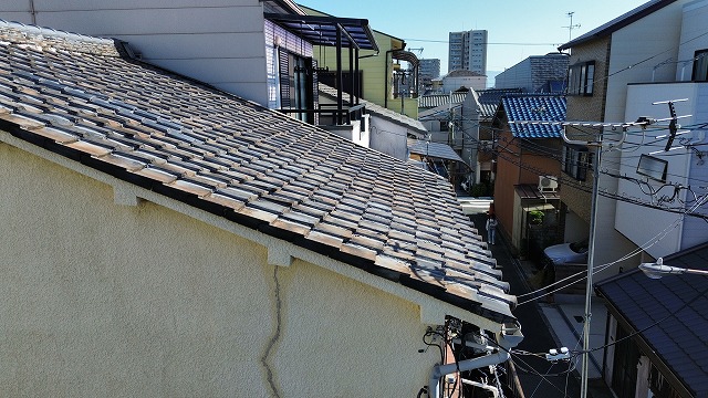 斜めから見た瓦屋根