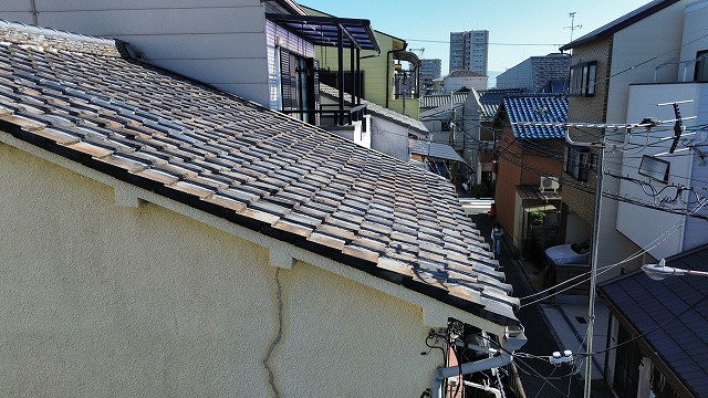 斜めから見た瓦屋根