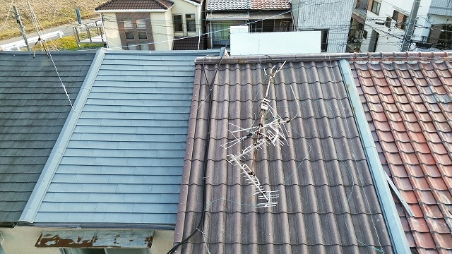 中央の瓦屋根全景