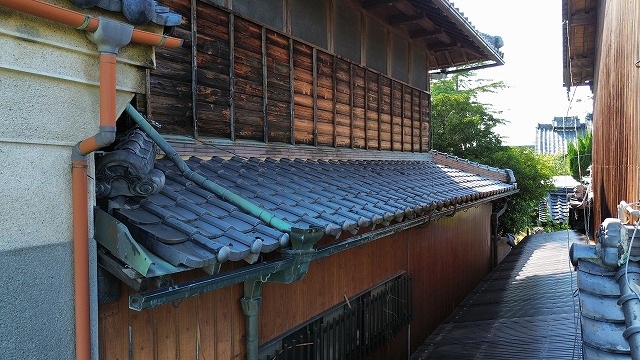 瓦屋根と古い雨樋