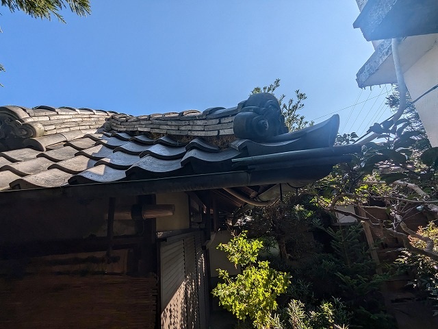 棟が波打つ瓦屋根