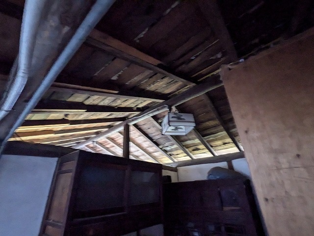 室内から見た老朽化屋根裏