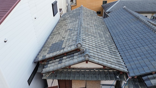 屋根面の不陸を確認