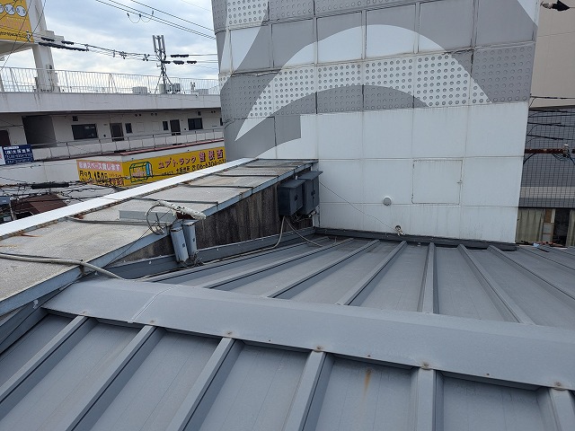 折板屋根と立ち上がり