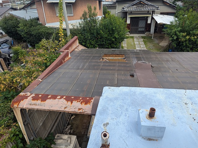 波板屋根端部のサビ