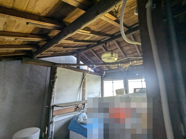 京都市北区で戸建て屋根裏の光漏れと傷んだ軒先を確認し屋根工事・葺き替えを提案