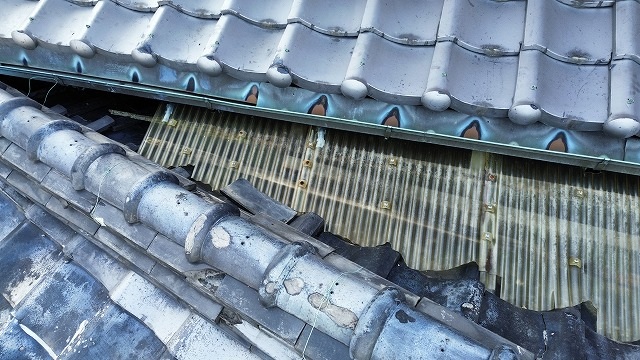 谷部周辺が劣化した屋根