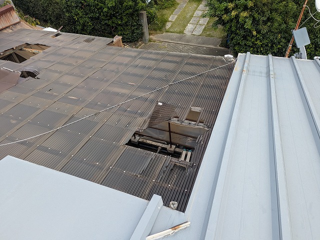 波板屋根の複数破損