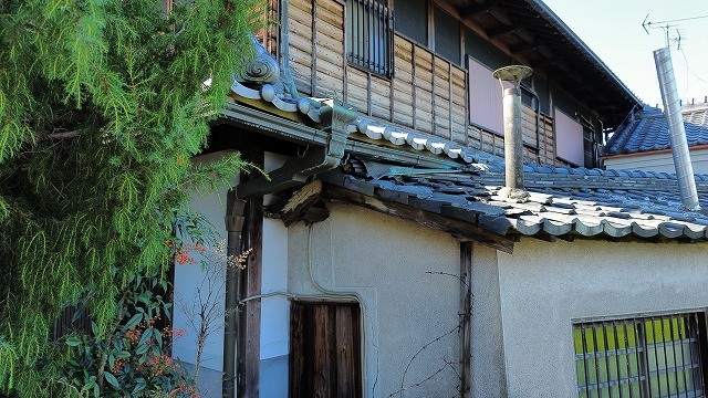 京都市北区で雨漏り調査、瓦屋根のズレと破風板・軒天の変形が進んだ住宅の確認