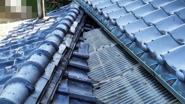 取り合い部が傷んだ屋根