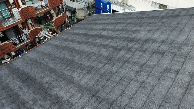 広範囲に劣化した屋根