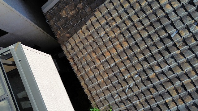 古い瓦屋根の全体
