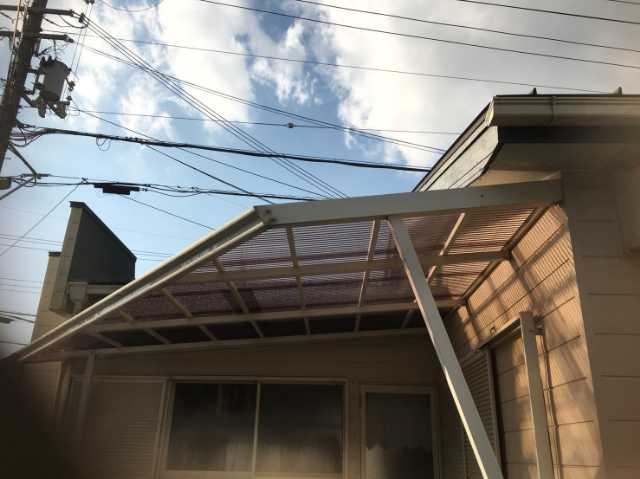 軒先と屋根の外観