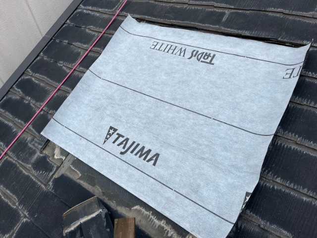 防水シート施工中の屋根