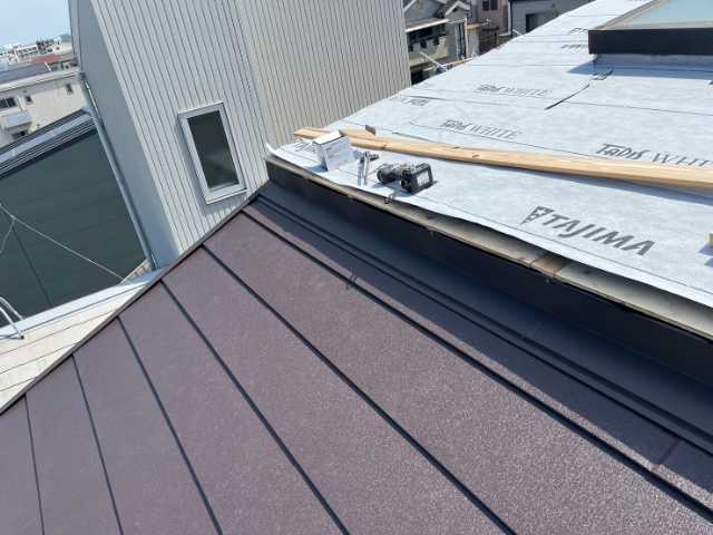 屋根材施工を始めた様子
