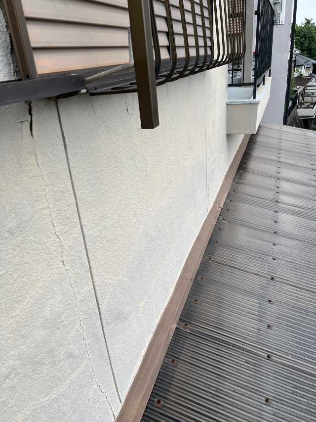 京都市左京区で外壁塗装前に確認したひび割れや一部の膨れ、幕板まわりの劣化調査