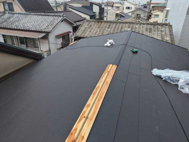 広い屋根面の施工中