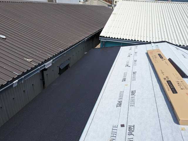 京都市伏見区で防水紙施工から棟板金仕上げまで進めた屋根カバー工事の現場