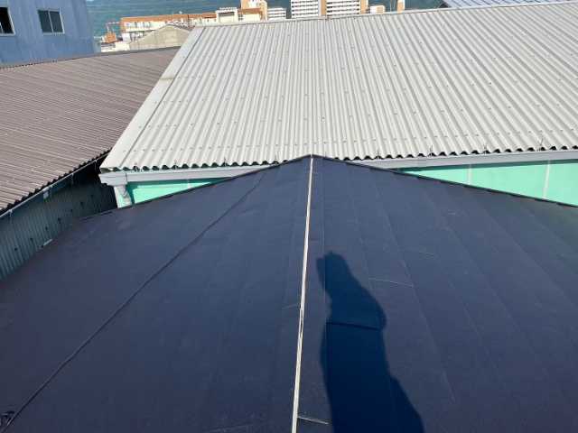 屋根材施工中の全景