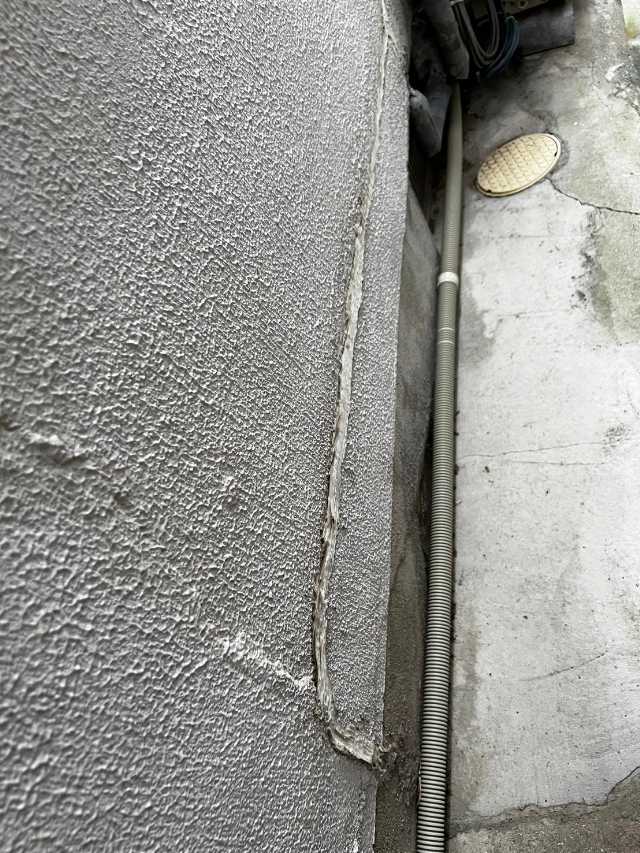 縦に伸びる補修跡