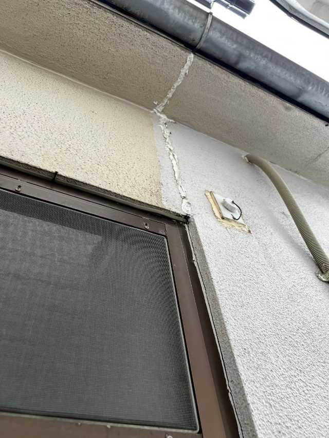 窓上の外壁クラック