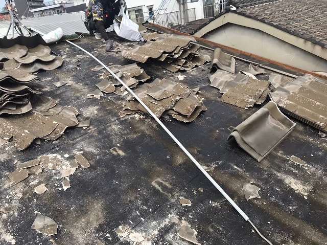 屋根材撤去中の屋根