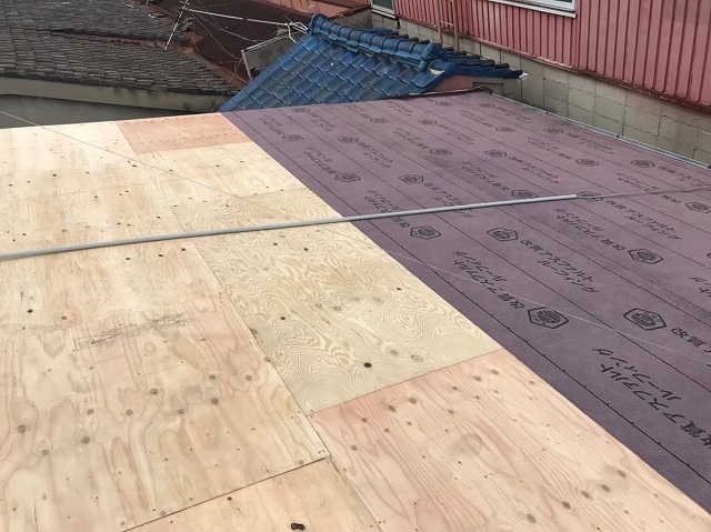 防水紙施工中の屋根面