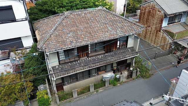 京都市南区で雨漏り修理の現地調査、ズレた瓦や割れ・欠け、腐食した軒先が進んだ屋根葺き直し判断